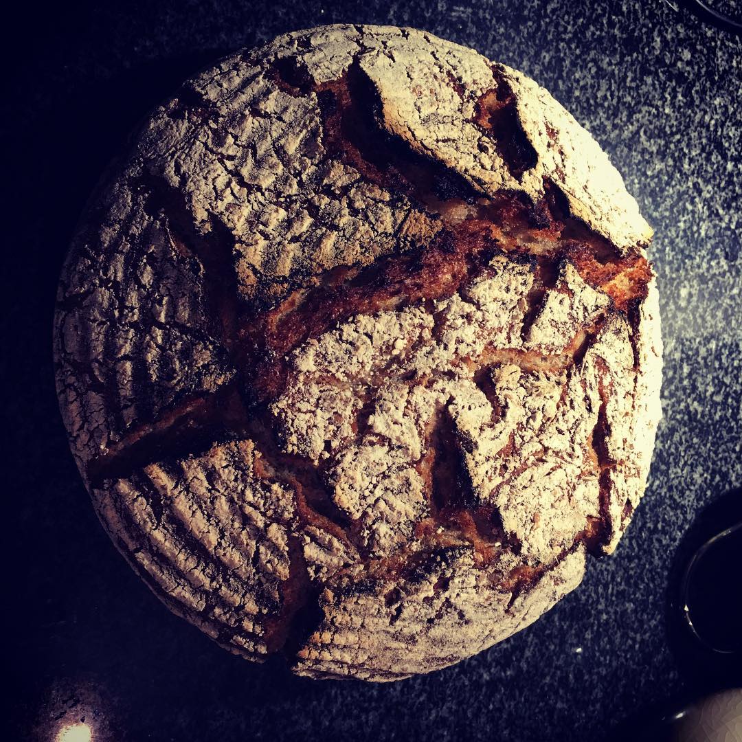 Bemeelde brood met gebarste kors op donker klip