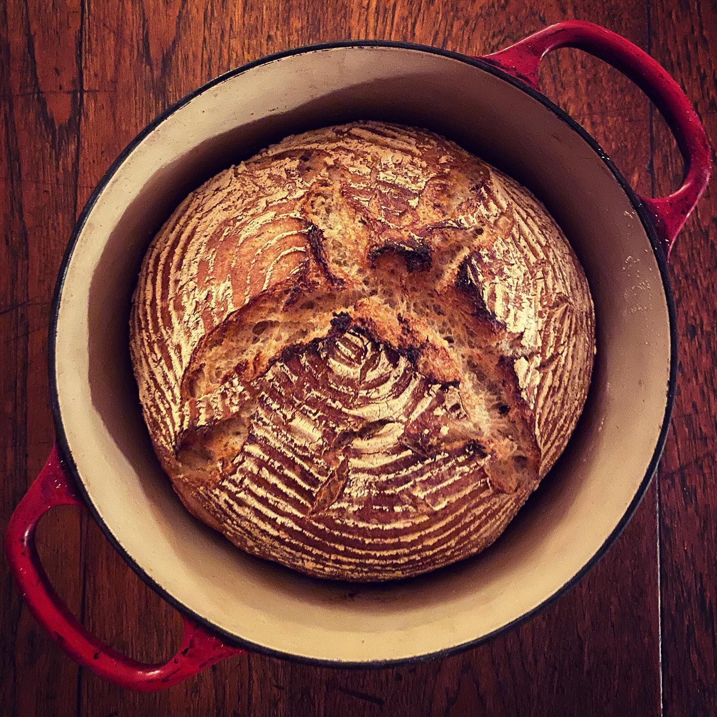 Gekerfde brood in 'n rooi emalje-pot